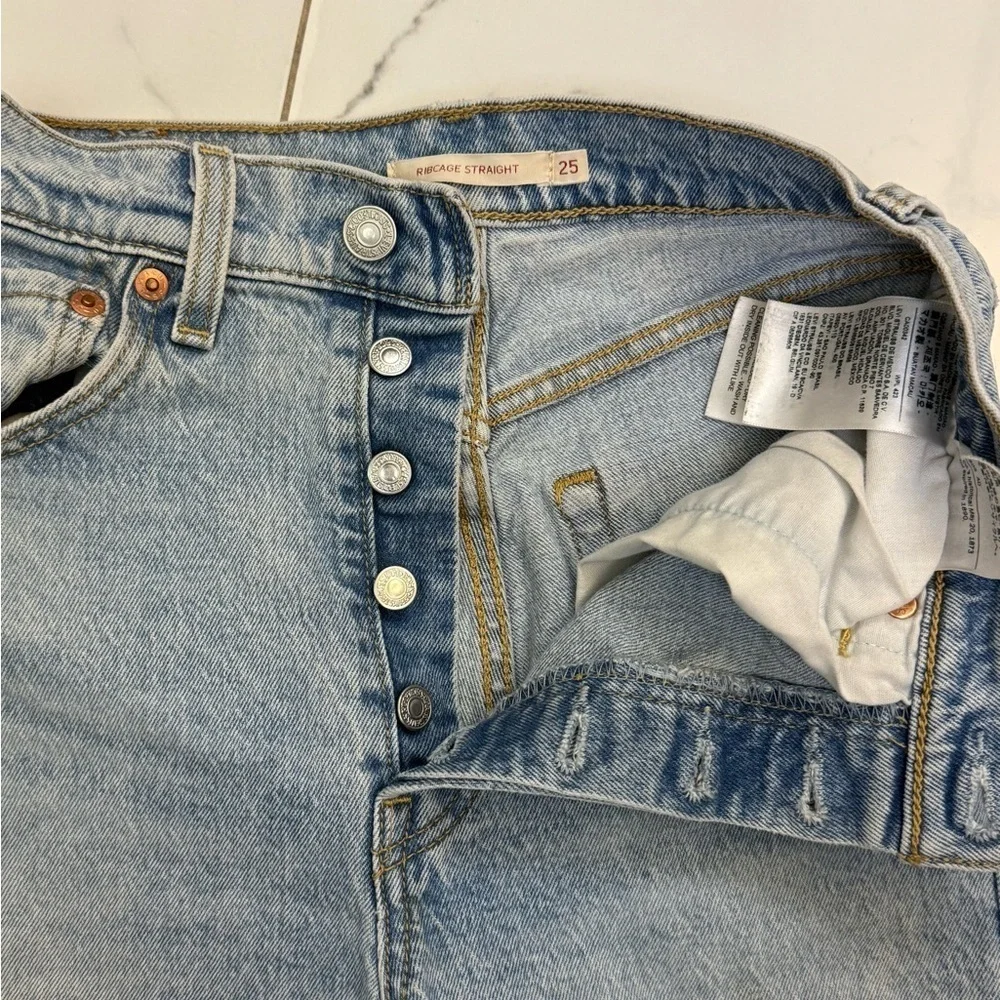 Levi's High-Rise Straight Light Blue Jeans Size 25